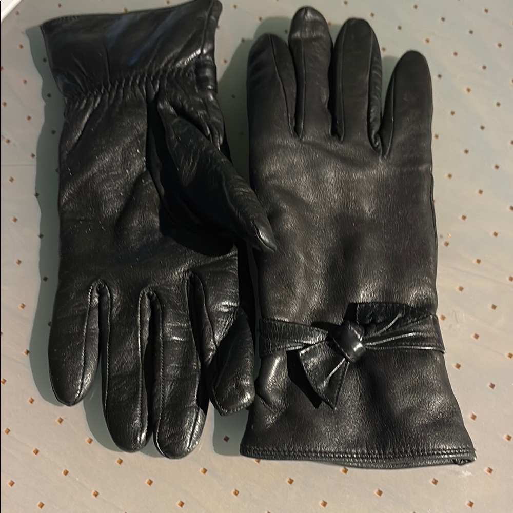 Elegant Black Leather Gloves